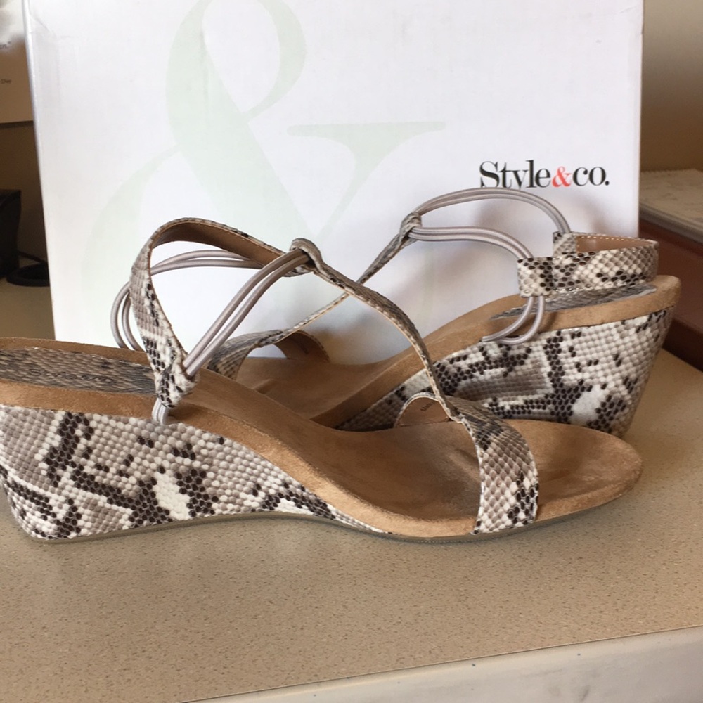 Women’s wedge sandals